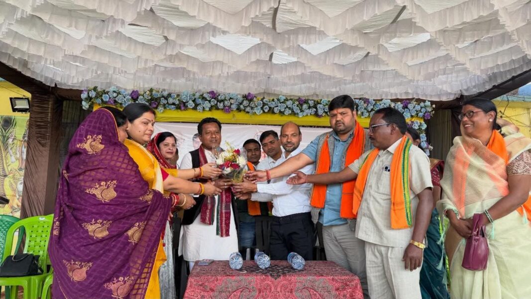 सांसद ग्राम चौपाल में संवाद करते हुए