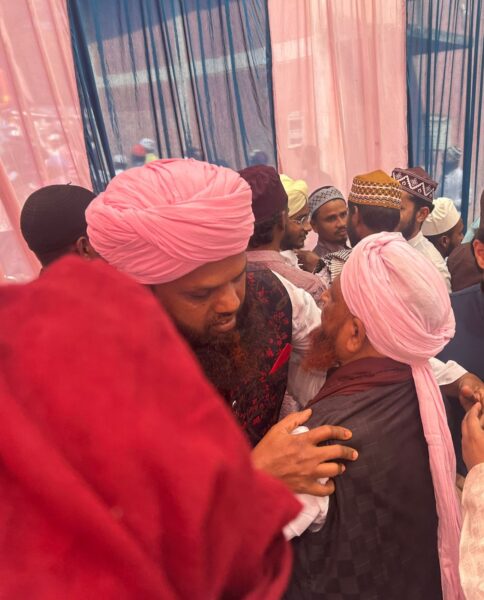 पूर्वजों को याद करते लोग