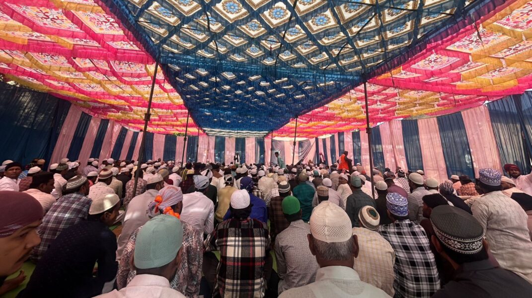 परिवार के साथ ईद मनाते हुए