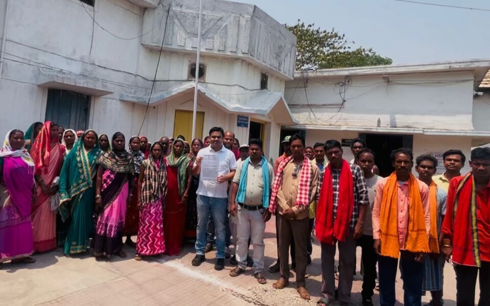 ज्ञापन सौंपते हुए