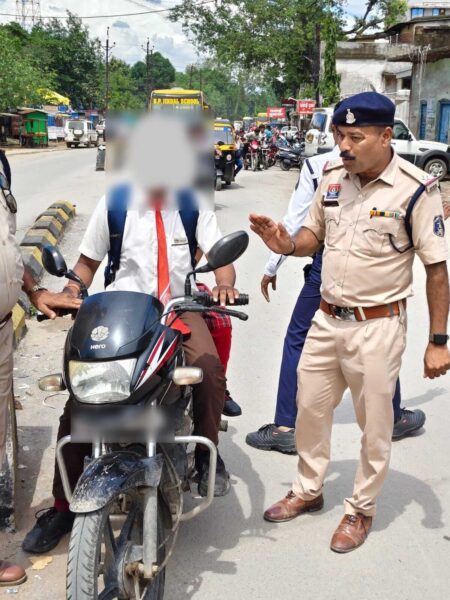 नाबालिग वाहन चालकों के खिलाफ रायगढ़ यातायात पुलिस की कार्रवाई