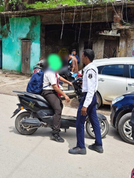 रायगढ़ ट्रैफिक पुलिस का नाबालिग वाहन चालकों के खिलाफ अभियान